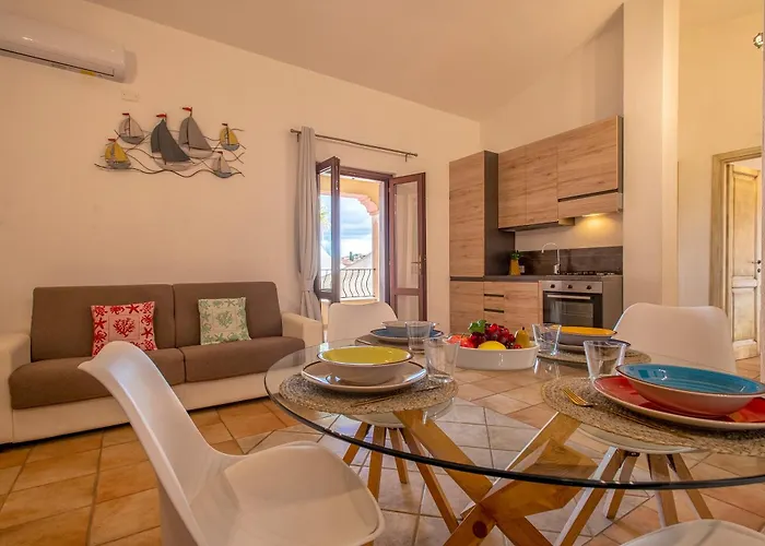 Luxury House San Teodoro Center 公寓